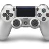Сребрист контролер за PS4 с елегантен дизайн и удобен захват.