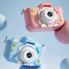 Детски фотоапарати STELS KittyCam X300 в син и розов цвят, разположени върху стилен фон