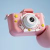 Детски фотоапарат STELS KittyCam X300 в розов цвят, държан в ръка, показващ ергономичния си дизайн